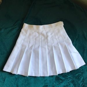 🏸🌩 White American Apparel pleated skirt